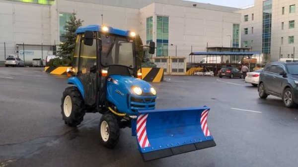 LS tractor J27 с отвалом для снега.mp4