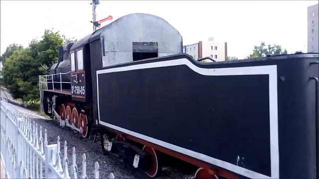 Старинный паровоз Эр на железнодорожном вокзале в Астрахани Old steam locomotive E station Astrakha смотреть онлайн