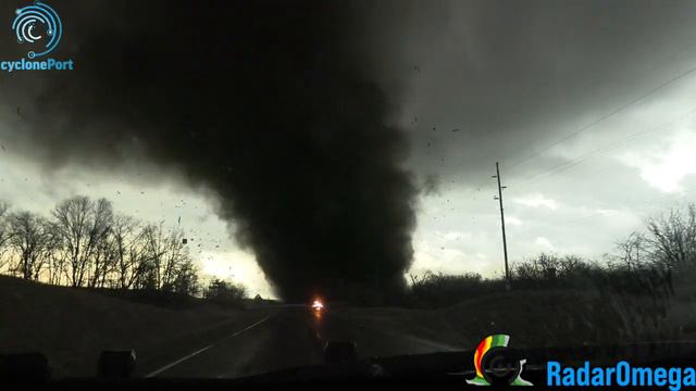 CLOSE RANGE TORNADO INTERCEPT KEOTA, IA - 3/31/23 смотреть онлайн