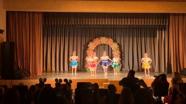 Детская хореографическая студия "Я хочу танцевать", танец "Приключения коротышек" смотреть онлайн