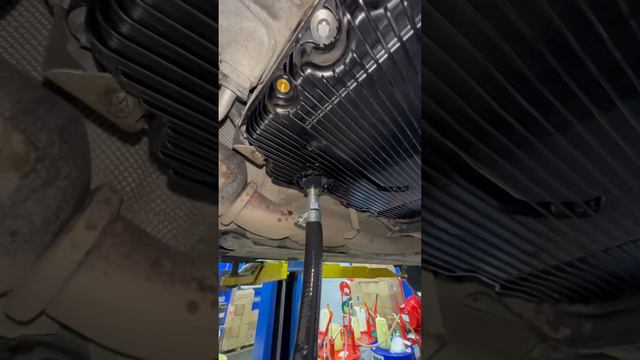 Выставить уровень в 9-и ступенчатой акпп 9G-Tronic. #motulevo #заменамасла #shorts #mercedes смотреть онлайн