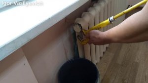 Как удалить воздух из чугунной батареи под давлением, без крана Маевского. Не повторять! Радиатор.