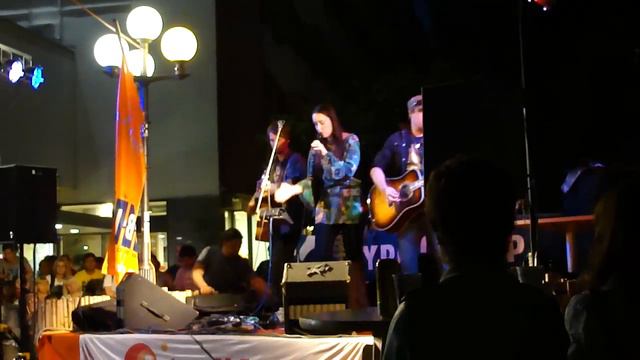 Tinkara Kovač - Poljub (live) смотреть онлайн