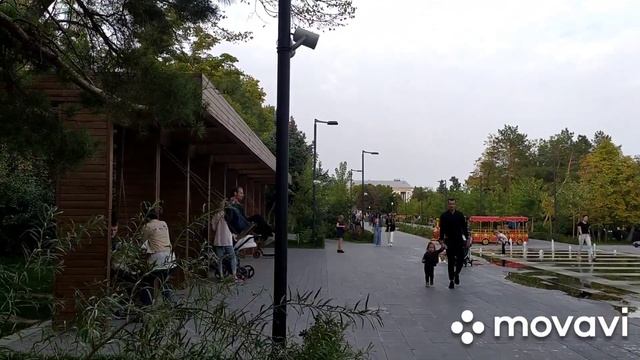 Сухой фонтан и качели на набережной Волгограда смотреть онлайн