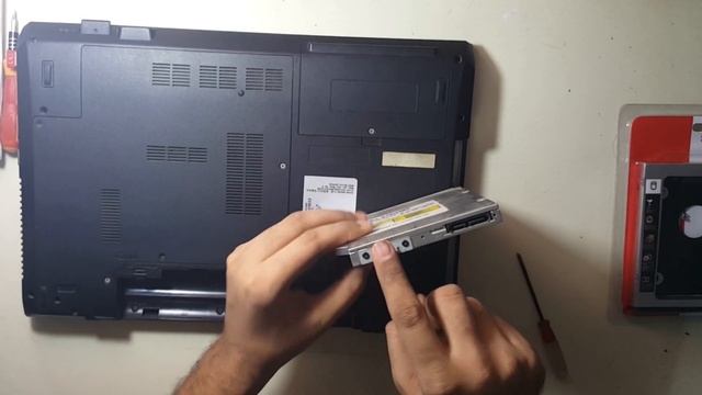 Fujitsu Lifebook AH532 Replace CD/DVD ROM with Hard drive || How to install caddy in laptop смотреть онлайн