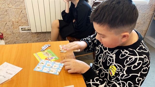 Дети собирают игрушки из дерева смотреть онлайн