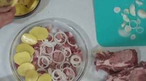 Сочное мясо в духовке с картошкой под сметанным соусом