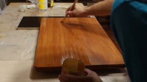 119. Нанесение лака на столешницу и выравнивание финишного слоя  Столик из бука для ноутбука 5 част