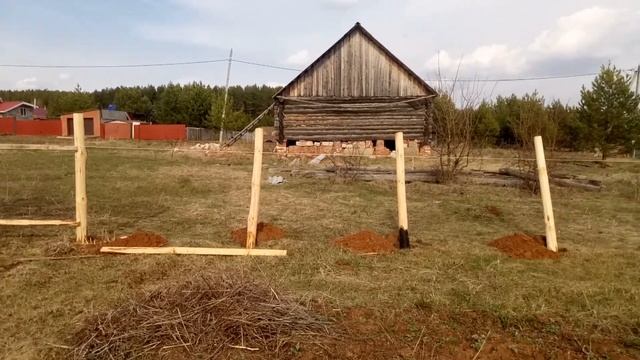 Бюджетный забор 40 метров из горбыля за 3 дня 2019 #ДОМВДЕРЕВНЕ смотреть онлайн