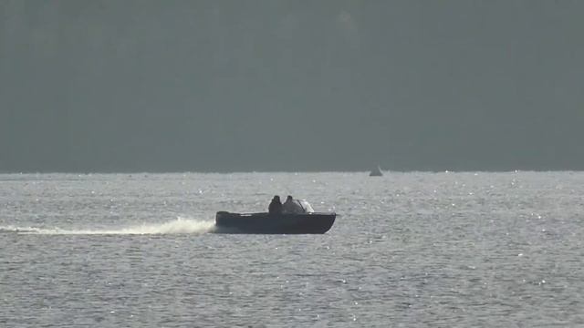 Катер на Ангаре. Горы вблизи озера Байкал. смотреть онлайн