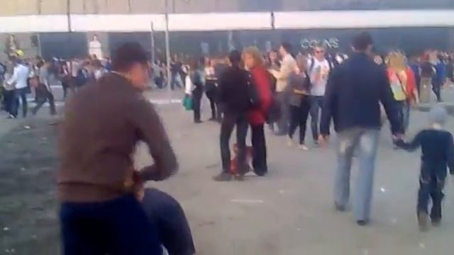 чувак жжет на площади смотреть онлайн