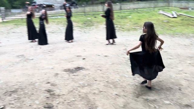 ПУТЕШЕСТВИЕ С ТАНЦАМИ В ЗАПОВЕДНИК МТИРАЛА #мтирала #грузия #грузинскиетанцы смотреть онлайн