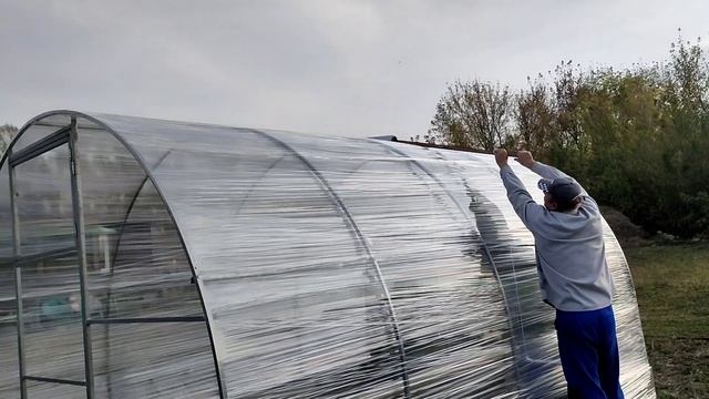 Покрыли стандартную, четырехметровую теплицу стрейч пленкой. смотреть онлайн