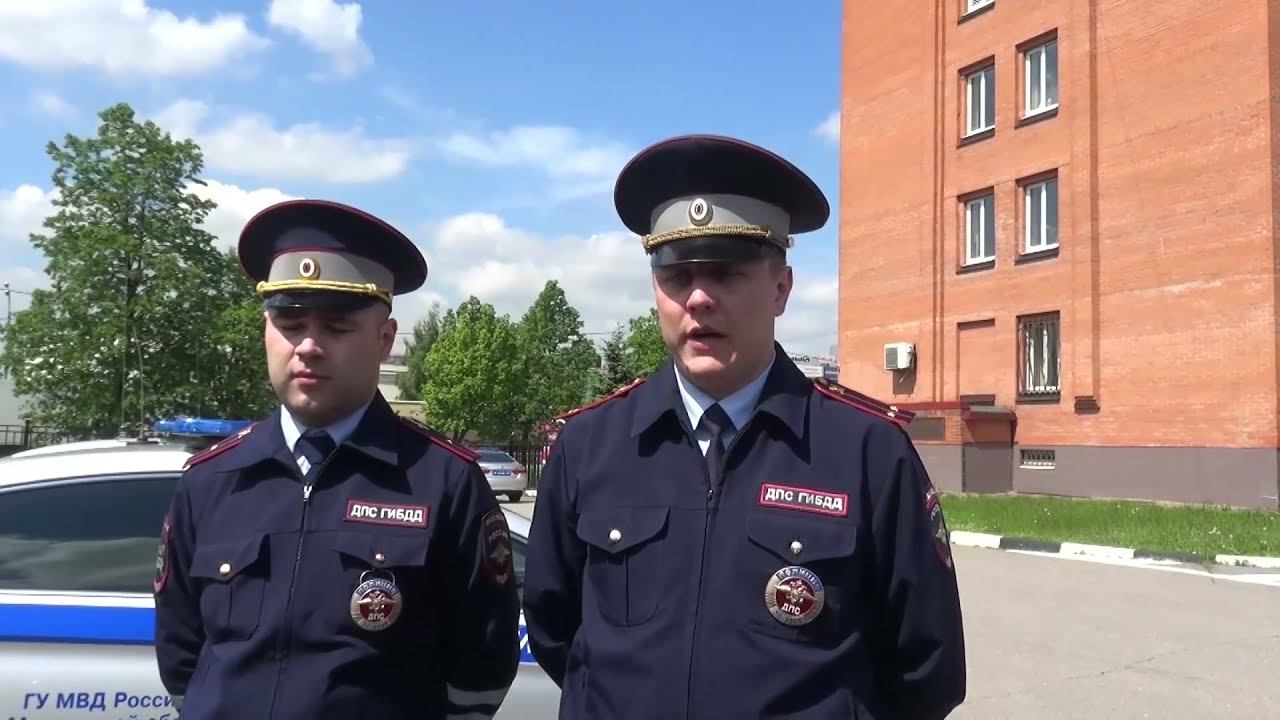 Сотрудники ГИБДД Подмосковья оказали помощь женщине, потерявшей сознание за рулём автомобиля смотреть онлайн