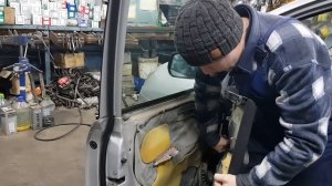 Toyota Spacio снятие обшивки двери.