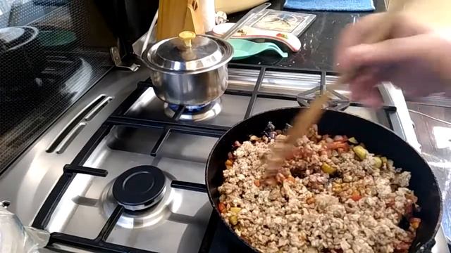 Фаршированные баклажаны с беконом и овощами. смотреть онлайн
