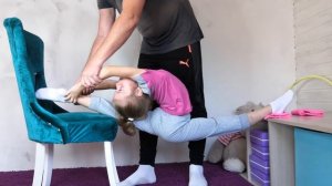 Тяжелая РАСТЯЖКА с папой / Папа помогает тянуться на продольный шпагат