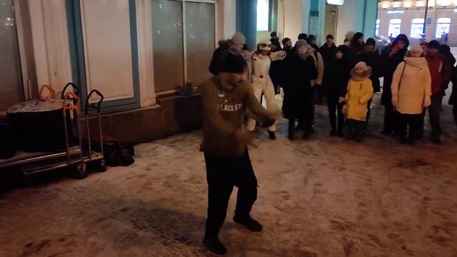 Leningrad - "Экспонат", уличные музыканты выступают на набережной канала Грибоедова в Петербурге... смотреть онлайн