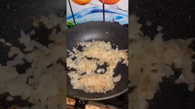 Готовим гнезда с фаршем на сковородке смотреть онлайн