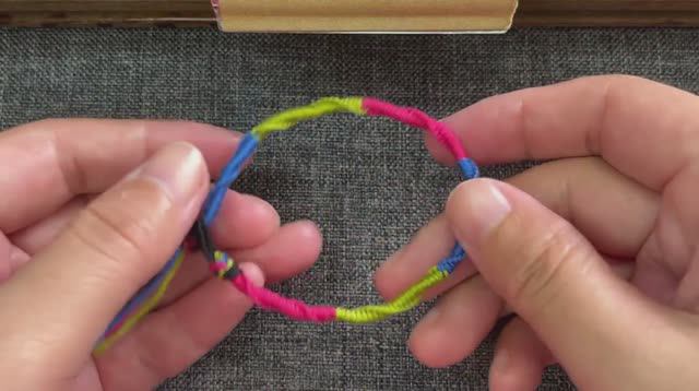 Красочный браслет для начинающих _ Как сделать браслет с половинчатым узлом сцепки _ урок смотреть онлайн
