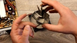 Шумит, тарахтит вентилятор кулера. Как смазать кулер блока питания или процессора.