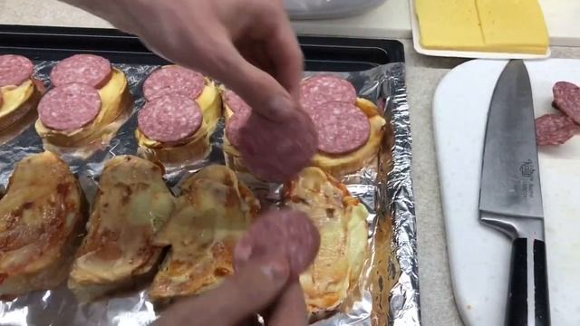 Горячие бутерброды в Духовке . Бутерброды с колбасой и сыром . Как сделать горячие бутерброды . смотреть онлайн