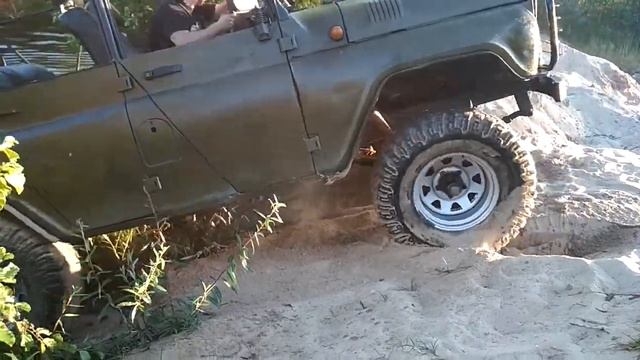 Переезд небольшого канала на УАЗ 469 смотреть онлайн