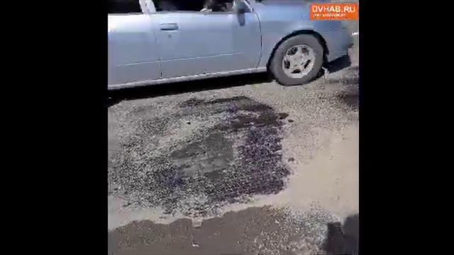 Ямочный ремонт дороги растаял от летнего солнца смотреть онлайн