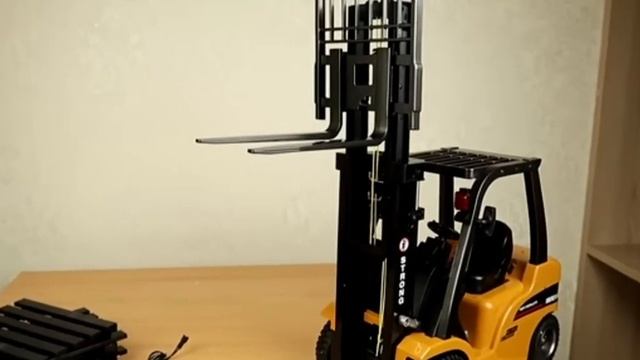 Большой и мощный игрушечный погрузчик 1:10 на радиоуправлении. смотреть онлайн