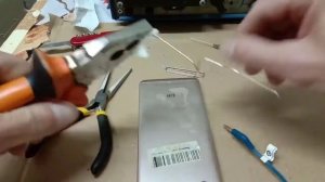 Плохо фиксируется штекер? Некорректно работает гарнитура? Как прочистить аудио разъем смартфона.