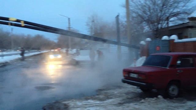 Грузовик врезался в теплотрассу.avi смотреть онлайн