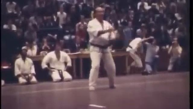 Tensho (転掌) - Mas Oyama's favorite kata / Тэнсё - любимое ката Масутацу Ояма (1974) смотреть онлайн
