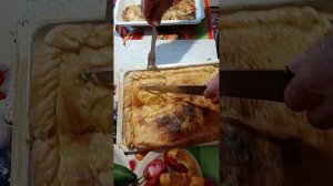 пирог с яйцами, рисом и зелёным луком.