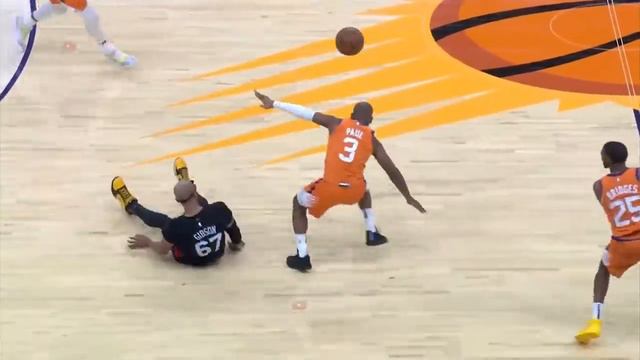 Chris Paul wasn't happy at all with this Taj Gibson foul & yells at coach Thibodeau смотреть онлайн