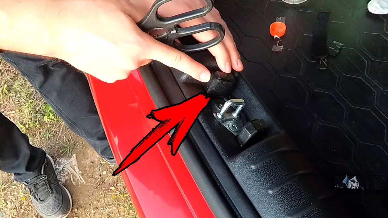 Устраняем скрип замка багажника КИА РИО X-Line при помощи маделина смотреть онлайн