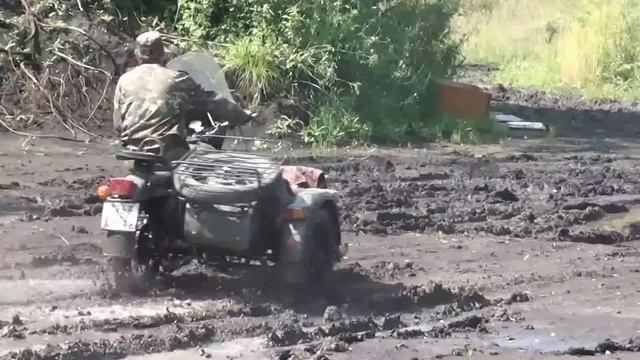 На мотоцикле Урал покатушки по грязи смотреть онлайн