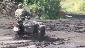 На мотоцикле Урал покатушки по грязи