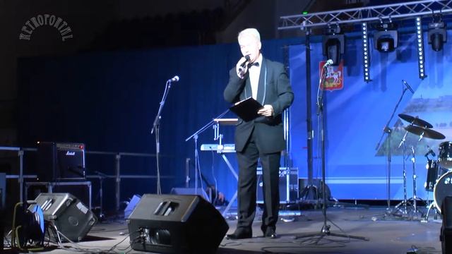 В шумном платье муаровом
 по аллее олуненной Вы проходите морево... (Игорь Северянин). Алесь Байков