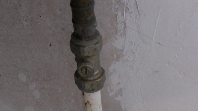 How to Replace an Old Toilet Cistern Ball Float Valve смотреть онлайн