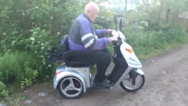 Электроскутер трицикл Volteko Trike для пожилого человека смотреть онлайн