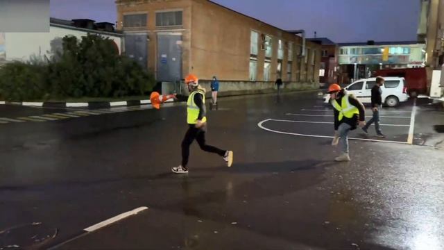 ХАЗЯЕВА ПОДРАБАТЫВАЮТ | ХАЗЯЕВА НАРЯДИЛИСЬ В КОСТЮМЫ СТРОИТЕЛЕЙ | ХАЗЯЕВА ПРИКАЛЫВАЮТСЯ НАД ЛЮДЬМИ смотреть онлайн