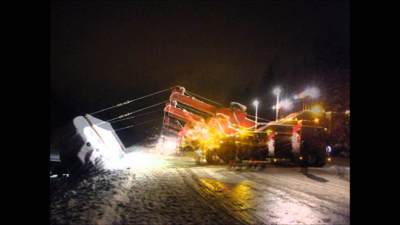 Грузовой эвакуатор, эвакуация груженного контейнера смотреть онлайн