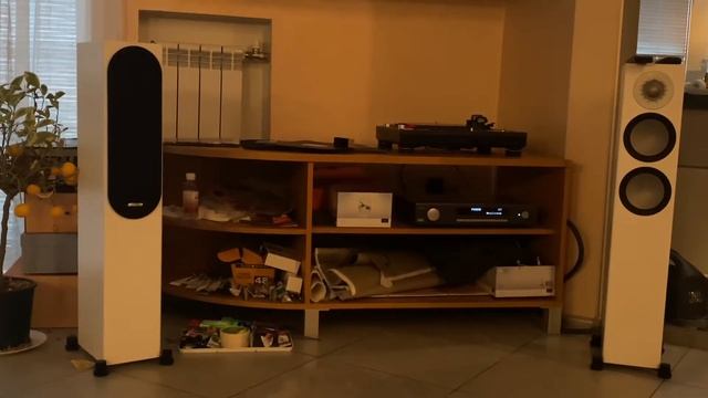 Monitor Audio Silver 200 White w Arcam SA20 смотреть онлайн
