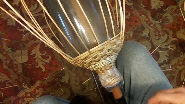 Как оплести бутыль для вина лозой ивы часть 2 смотреть онлайн