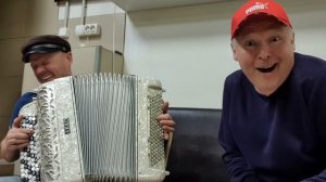 за окошком месяц май на баяне