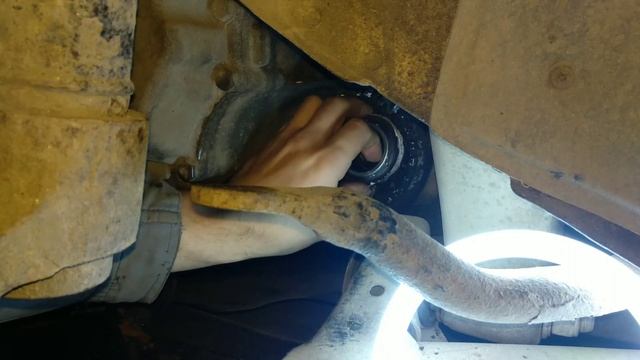 Замена левого сальника полуоси кпп Daewoo Lanos 1.5 смотреть онлайн