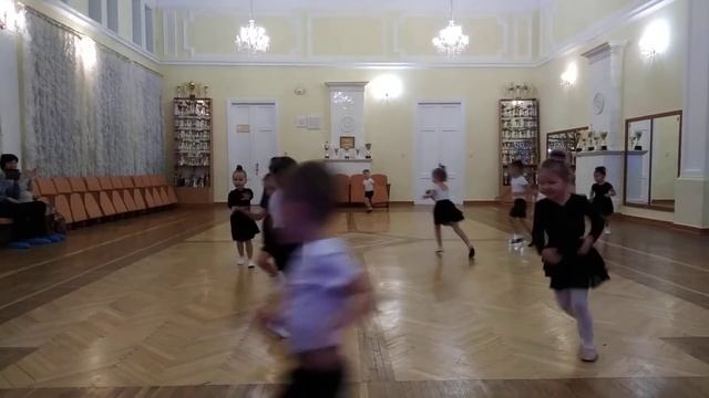 Бальные танцы малыши . 3-4 года открытый урок . 1год обучение беби Мустафа 12.2019 смотреть онлайн