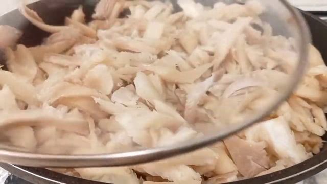 Жареные вешенкы на сковороде с чесноком и зелёнью/Fried mushrooms with garlic and herbs смотреть онлайн