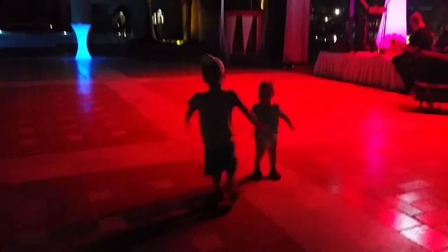 Уроки брейк данса! Мои братья.? смотреть онлайн