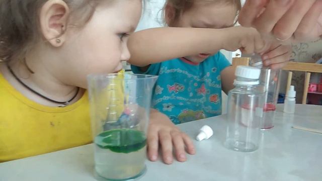 Азалия и Амалия готовят СЛАЙМЫ своими РУКАМИ смотреть онлайн